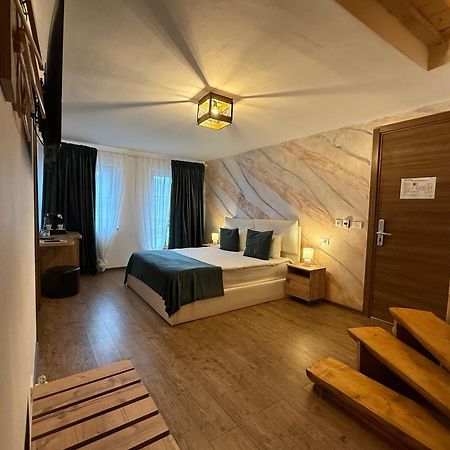 Conacul Radacinilor Hotel เปโตรชานิ ภายนอก รูปภาพ