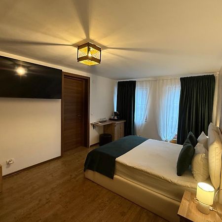 Conacul Radacinilor Hotel เปโตรชานิ ภายนอก รูปภาพ