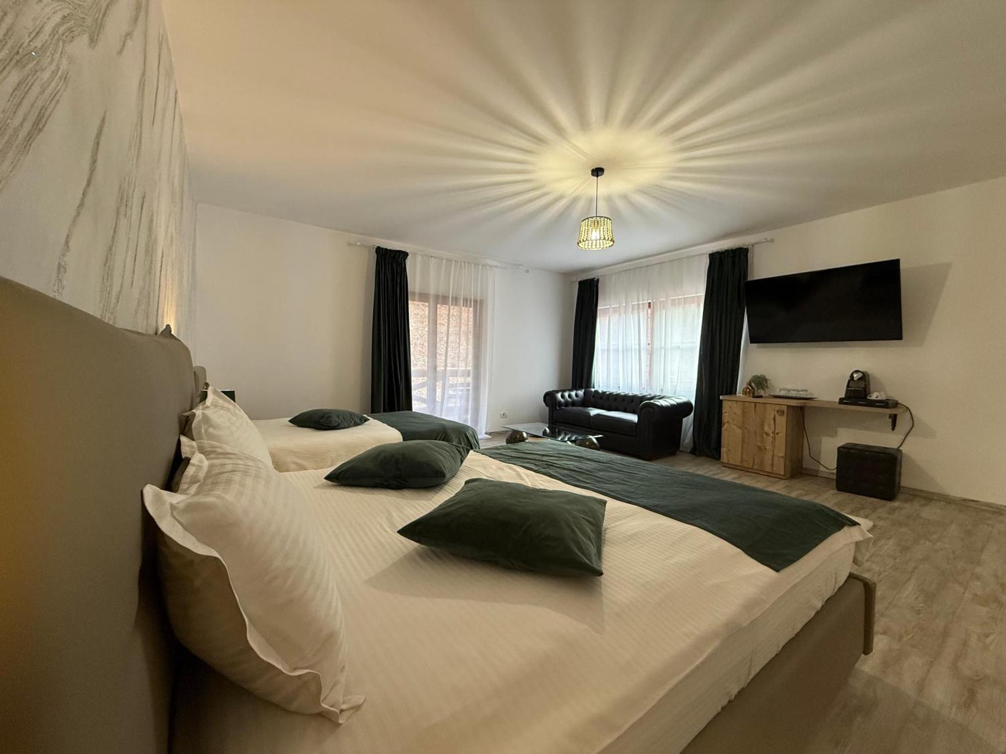 Conacul Radacinilor Hotel เปโตรชานิ ภายนอก รูปภาพ