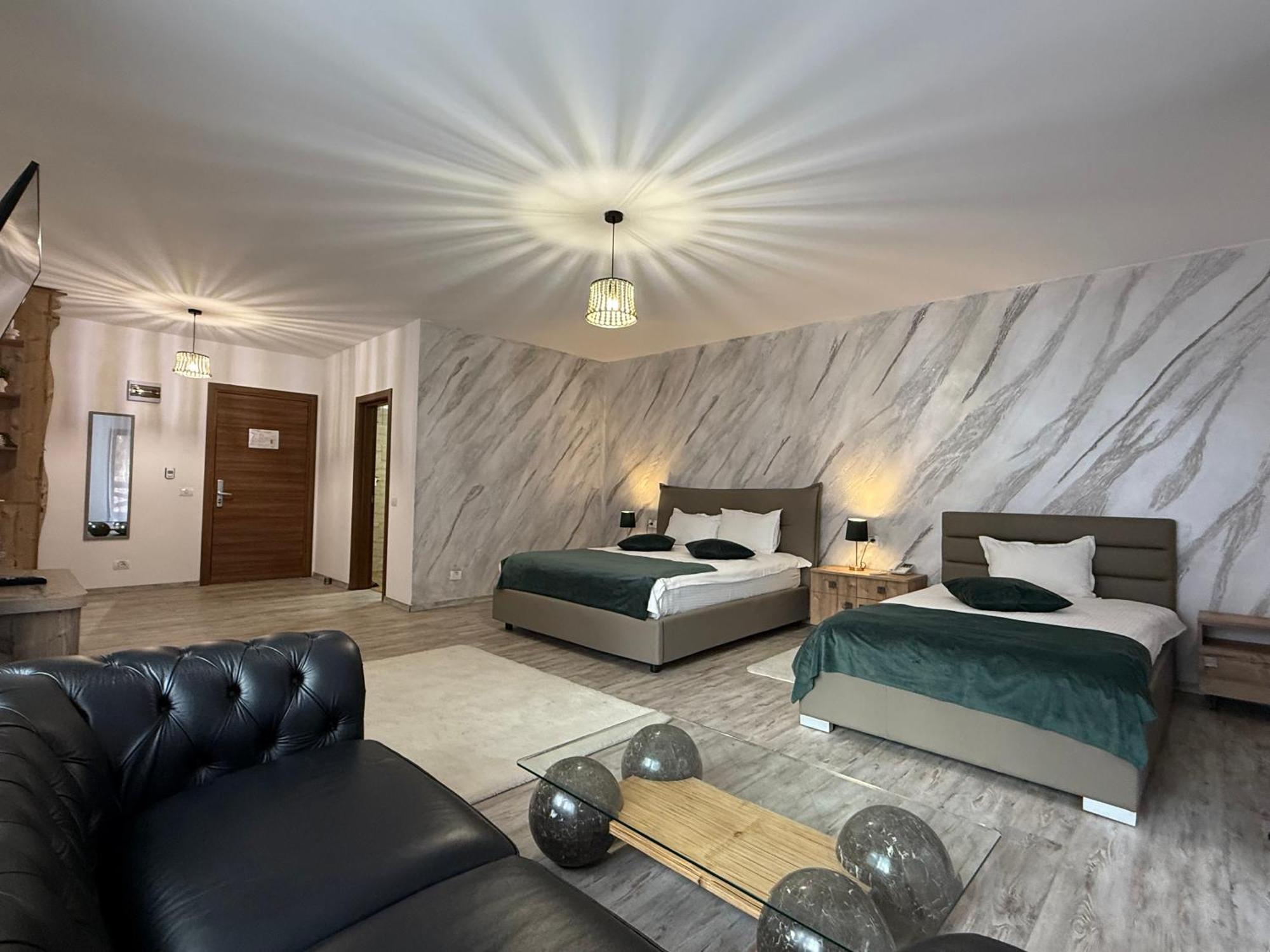 Conacul Radacinilor Hotel เปโตรชานิ ภายนอก รูปภาพ