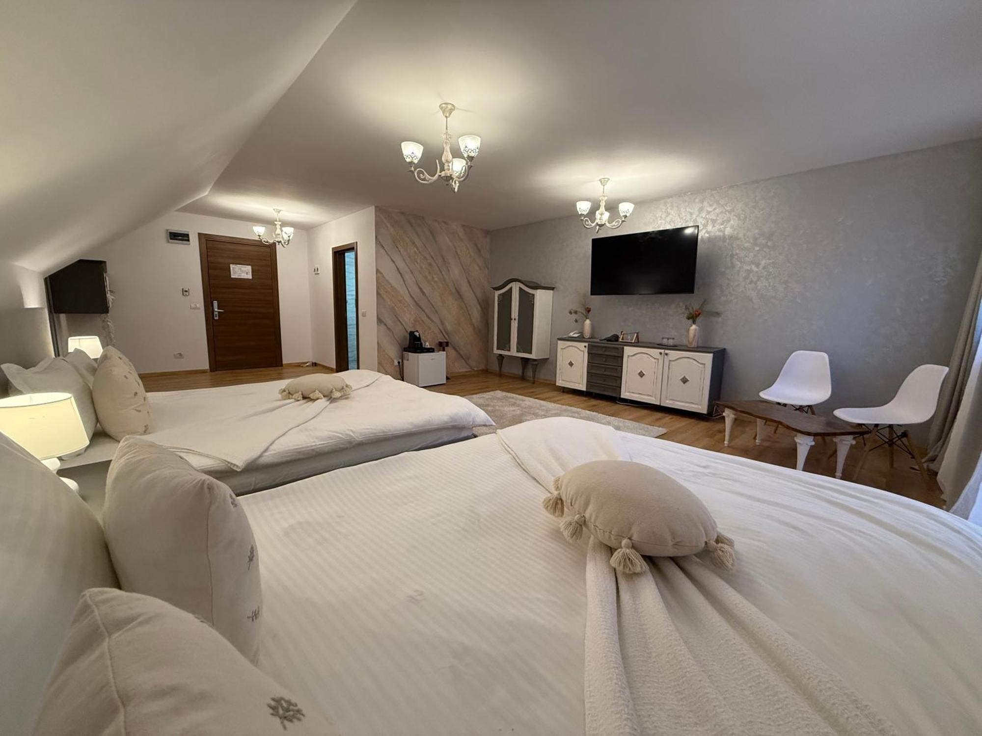 Conacul Radacinilor Hotel เปโตรชานิ ภายนอก รูปภาพ