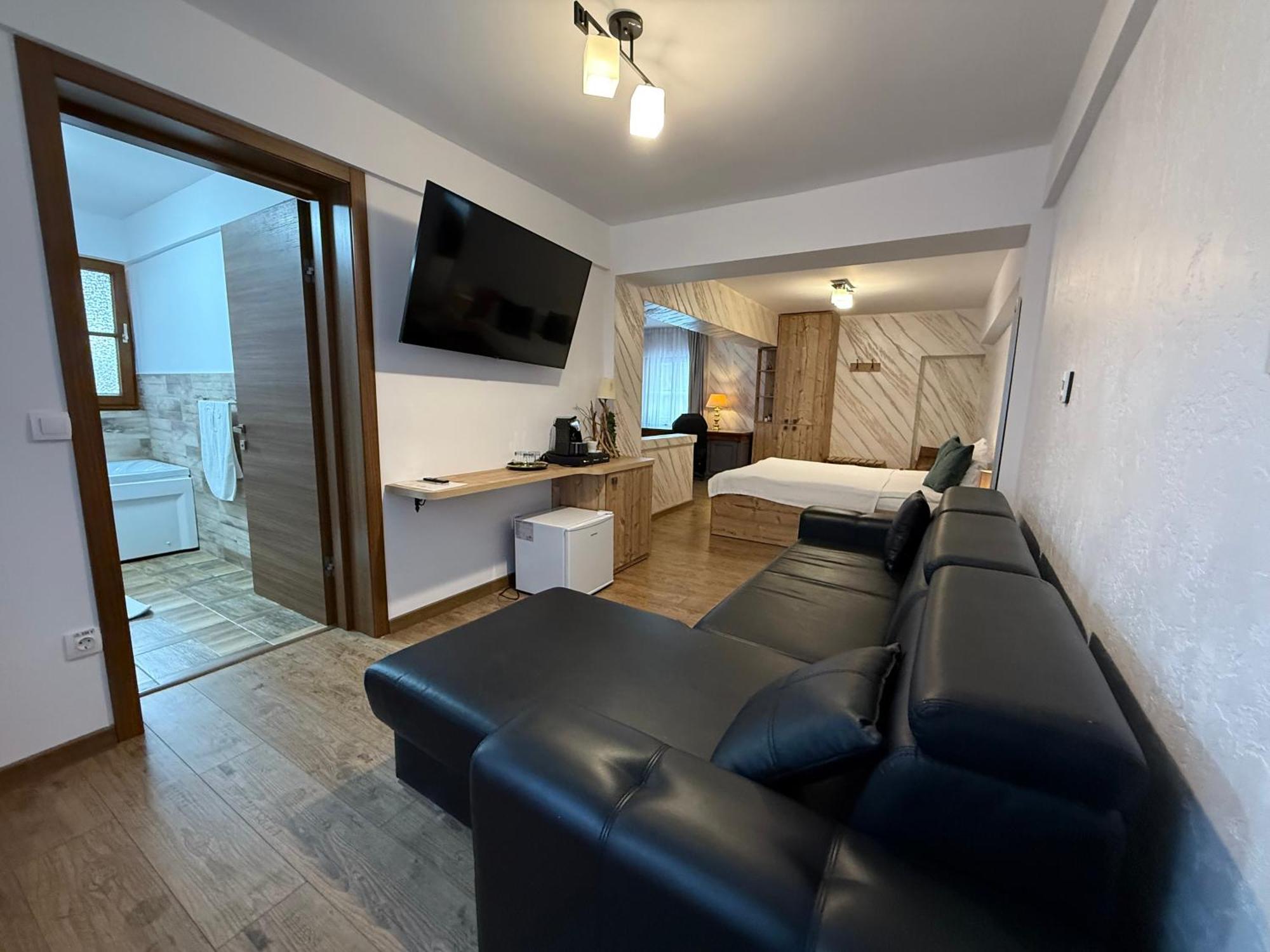 Conacul Radacinilor Hotel เปโตรชานิ ภายนอก รูปภาพ