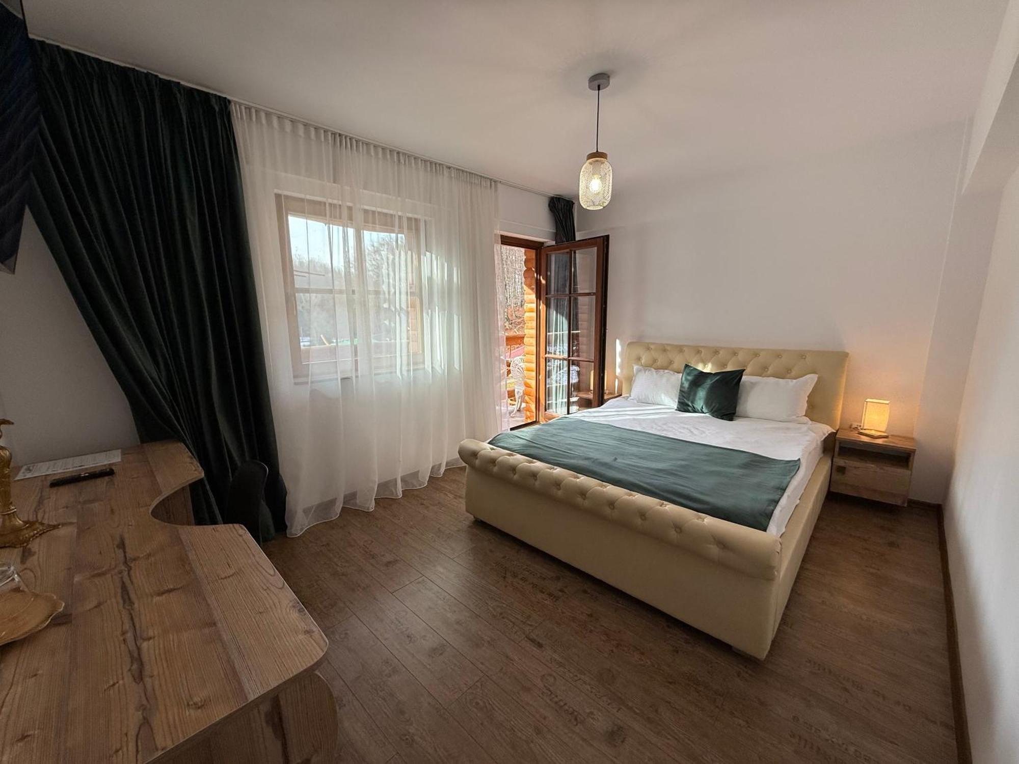 Conacul Radacinilor Hotel เปโตรชานิ ภายนอก รูปภาพ