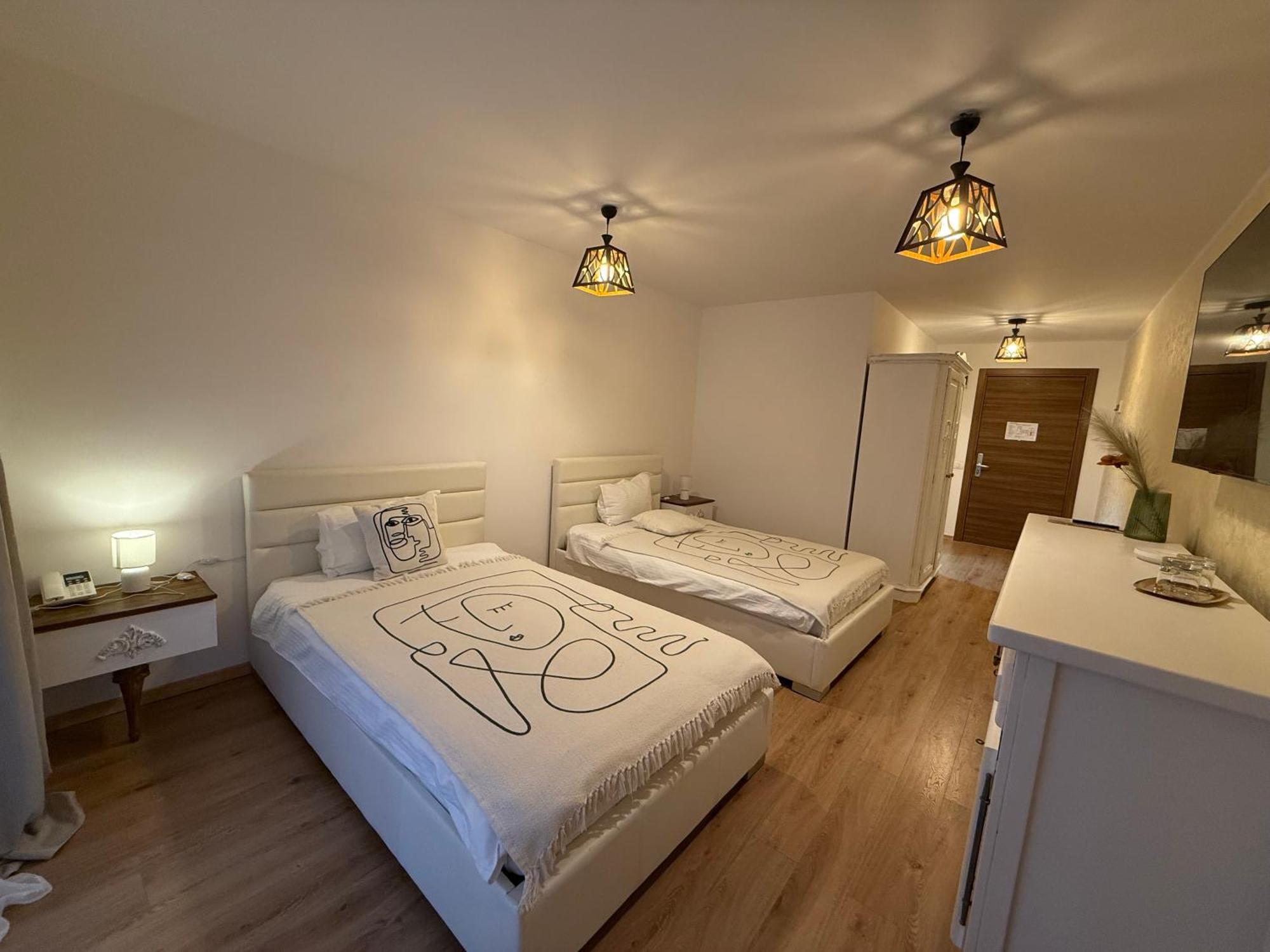 Conacul Radacinilor Hotel เปโตรชานิ ภายนอก รูปภาพ