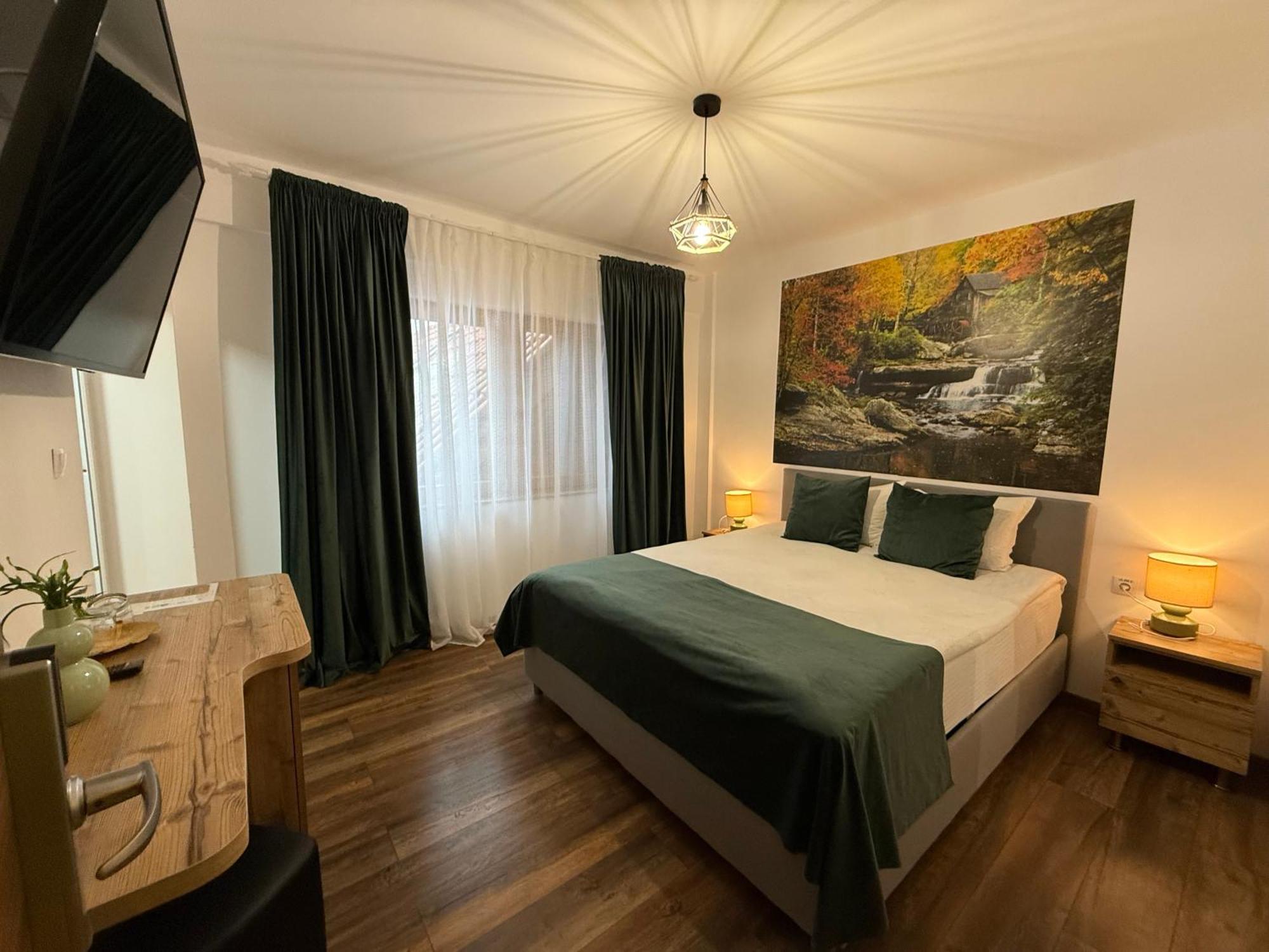 Conacul Radacinilor Hotel เปโตรชานิ ภายนอก รูปภาพ