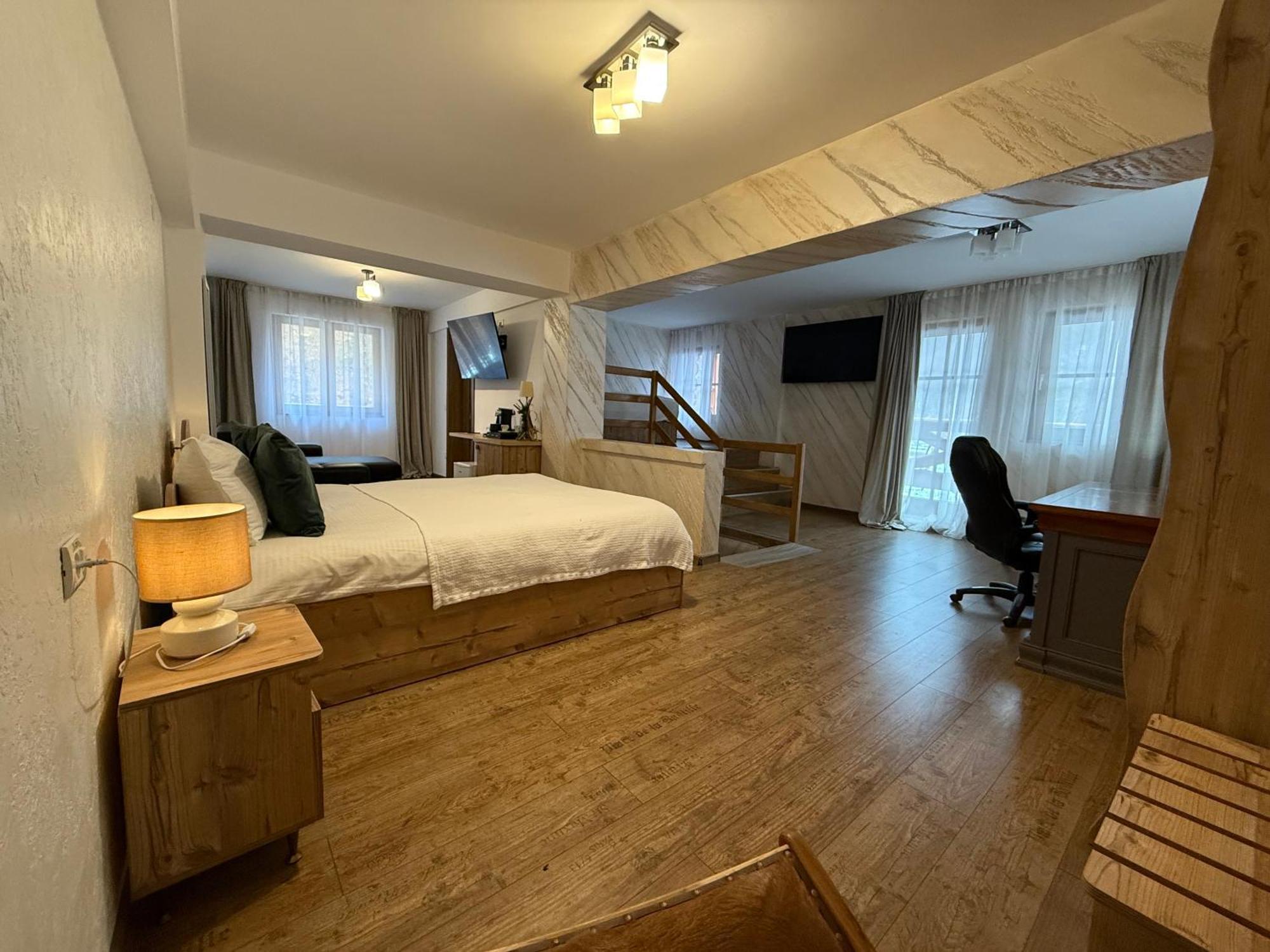 Conacul Radacinilor Hotel เปโตรชานิ ภายนอก รูปภาพ