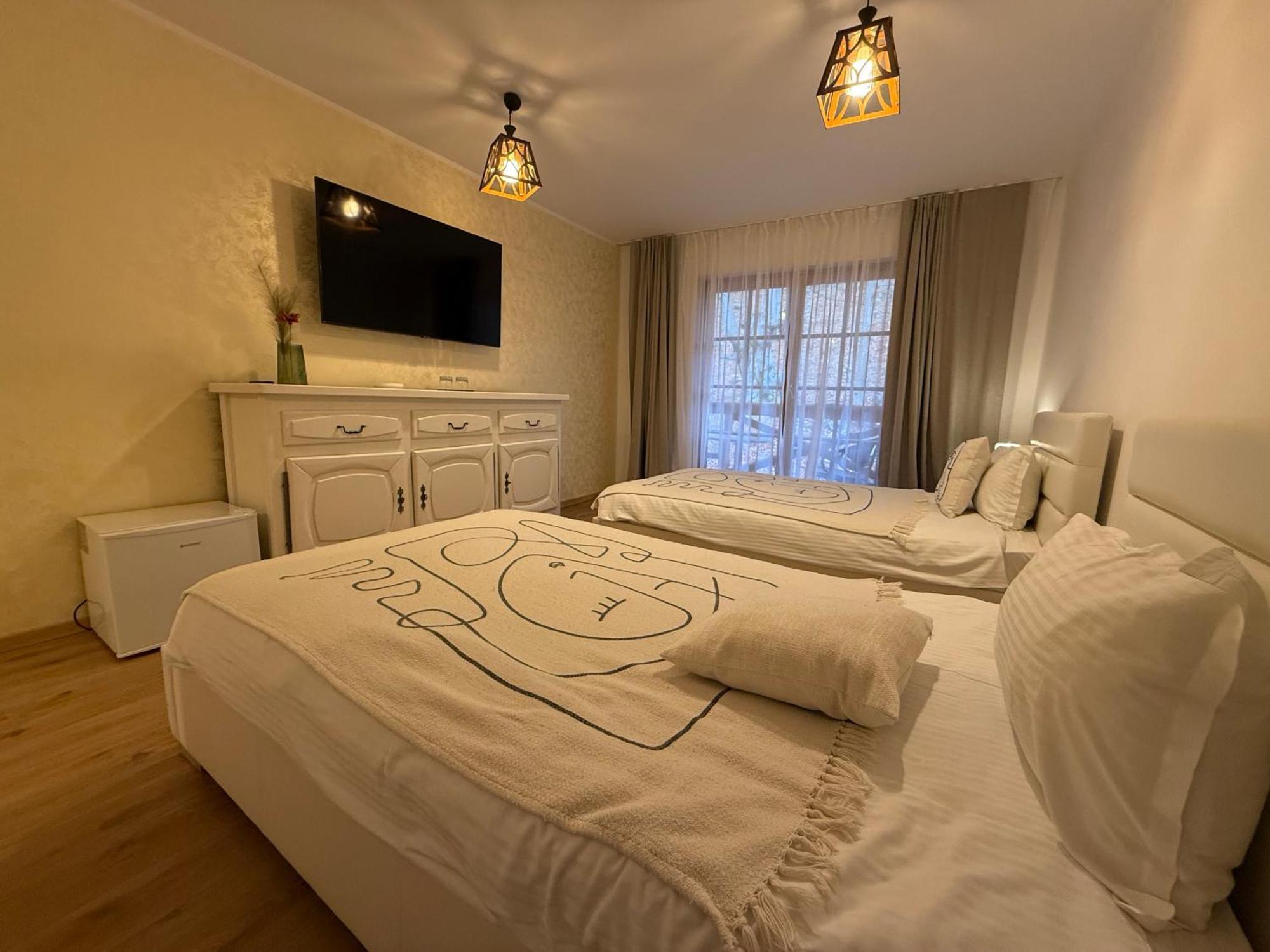 Conacul Radacinilor Hotel เปโตรชานิ ภายนอก รูปภาพ