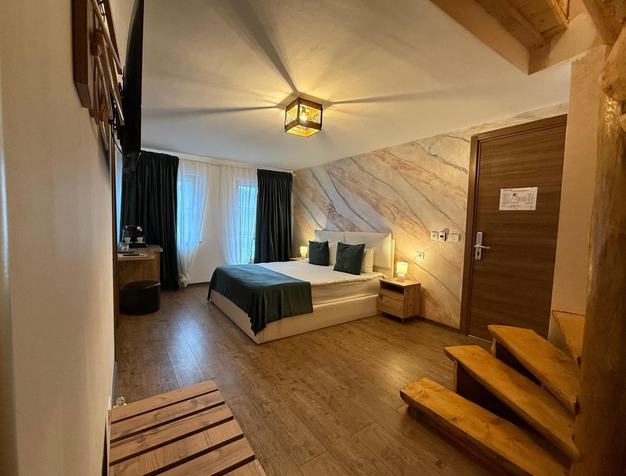 Conacul Radacinilor Hotel เปโตรชานิ ภายนอก รูปภาพ