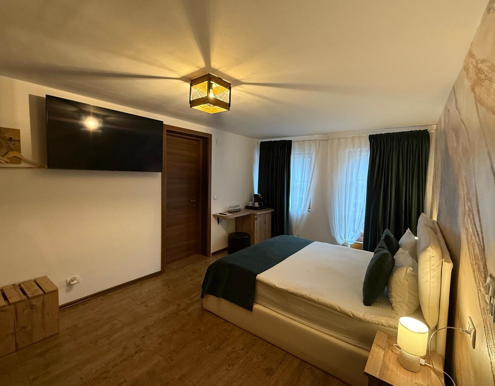 Conacul Radacinilor Hotel เปโตรชานิ ภายนอก รูปภาพ