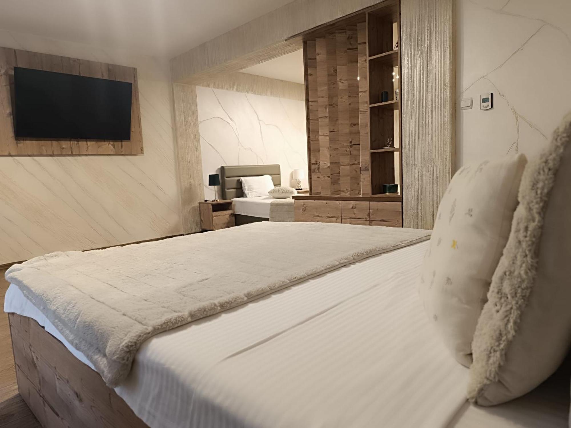Conacul Radacinilor Hotel เปโตรชานิ ภายนอก รูปภาพ
