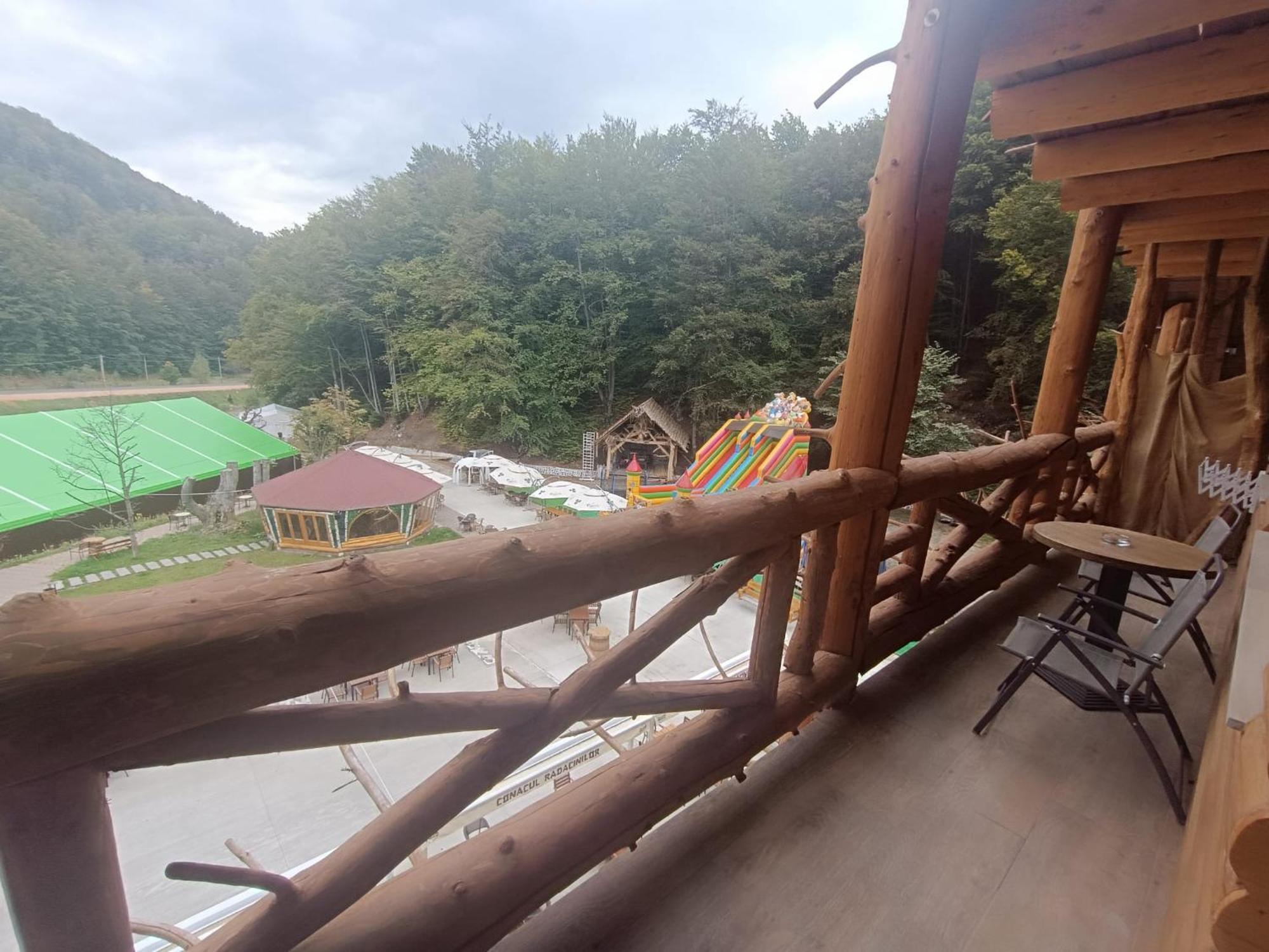Conacul Radacinilor Hotel เปโตรชานิ ภายนอก รูปภาพ