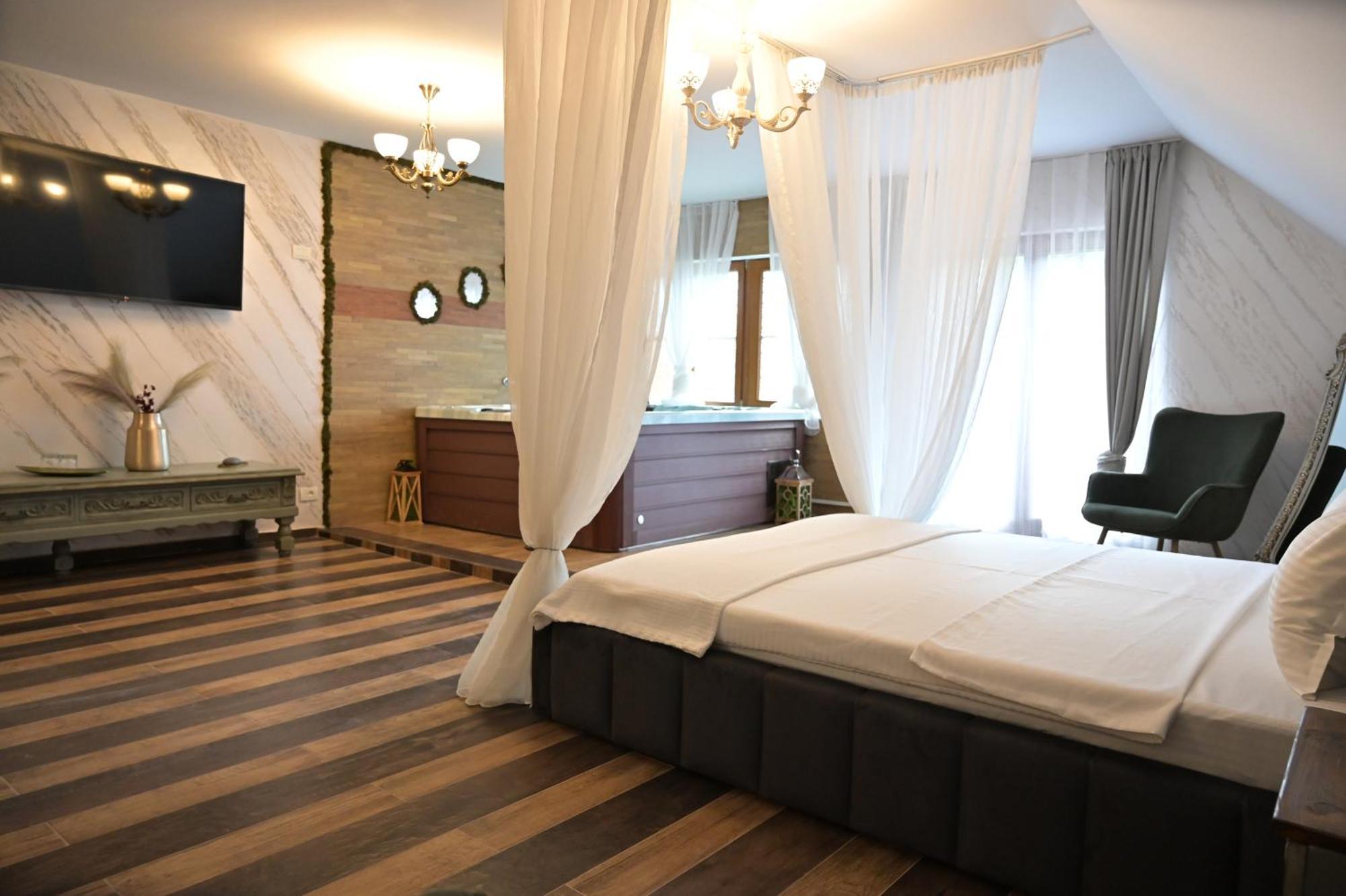 Conacul Radacinilor Hotel เปโตรชานิ ภายนอก รูปภาพ