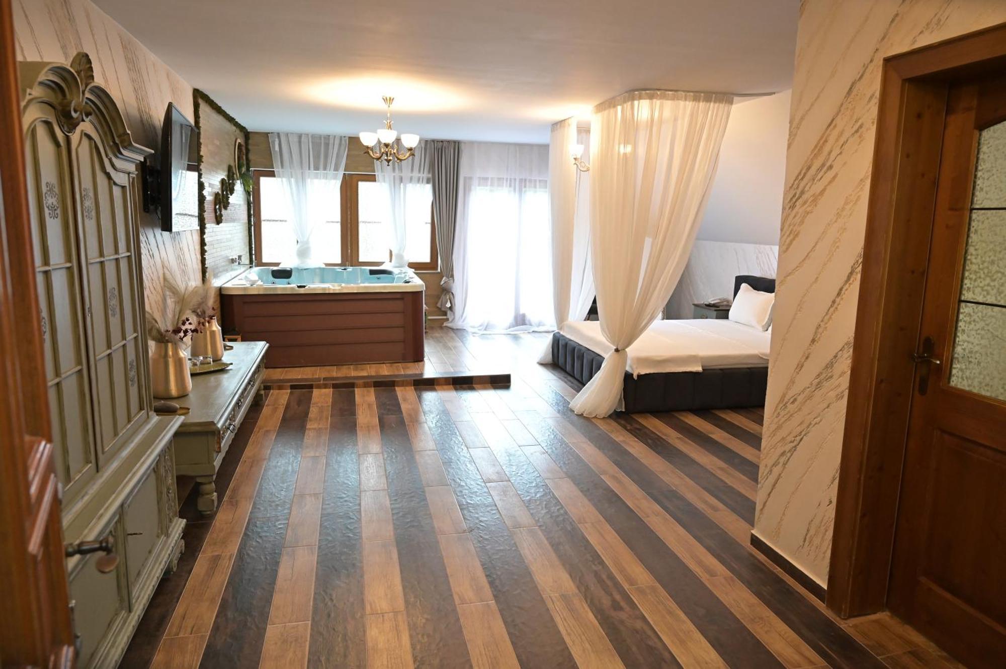 Conacul Radacinilor Hotel เปโตรชานิ ภายนอก รูปภาพ